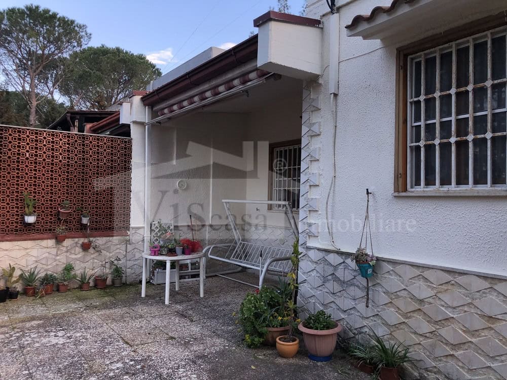 Villa con giardino angolare e deposito esterno