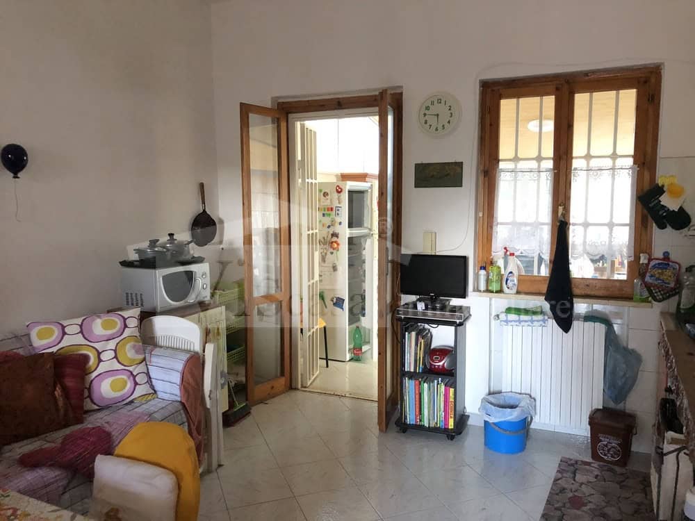 Villa con giardino angolare e deposito esterno