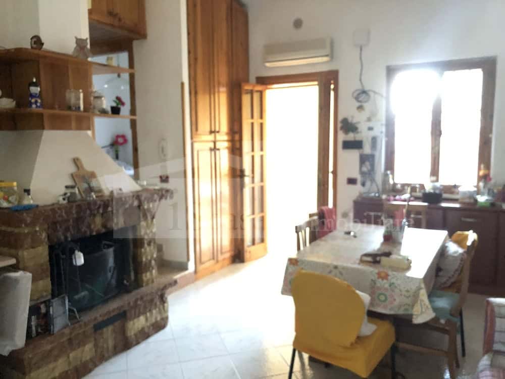 Villa con giardino angolare e deposito esterno
