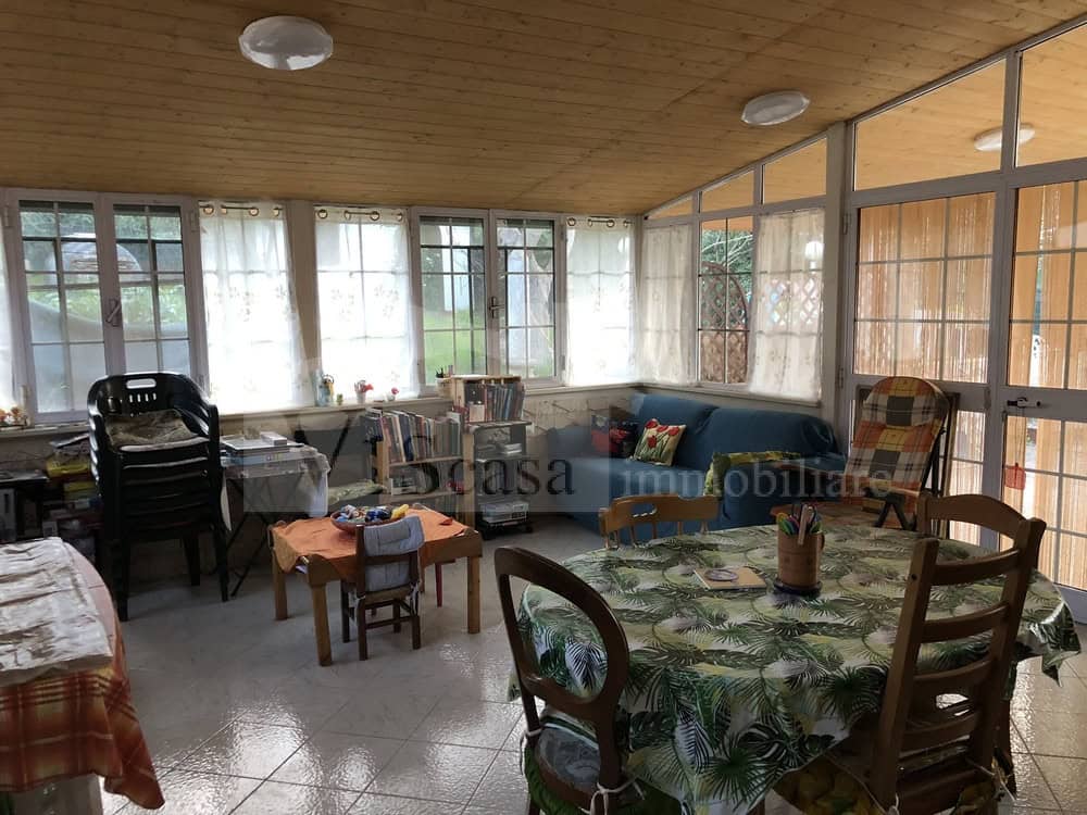 Villa con giardino angolare e deposito esterno