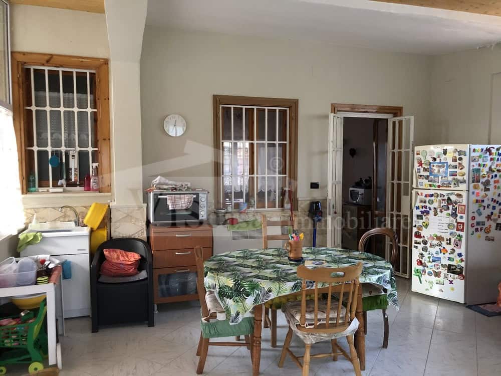 Villa con giardino angolare e deposito esterno