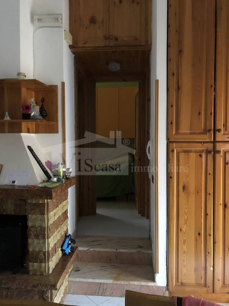 Villa con giardino angolare e deposito esterno