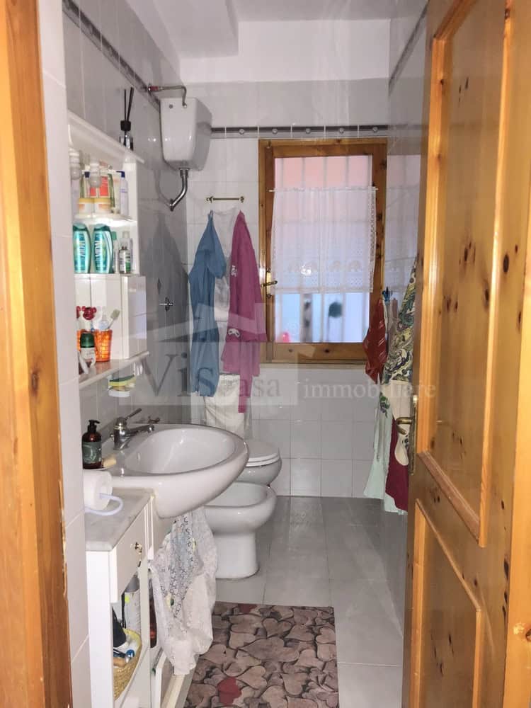 Villa con giardino angolare e deposito esterno