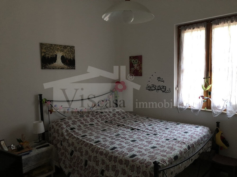 Villa con giardino angolare e deposito esterno