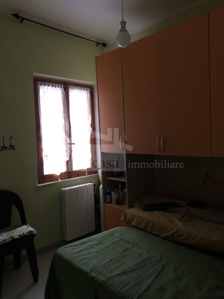 Villa con giardino angolare e deposito esterno