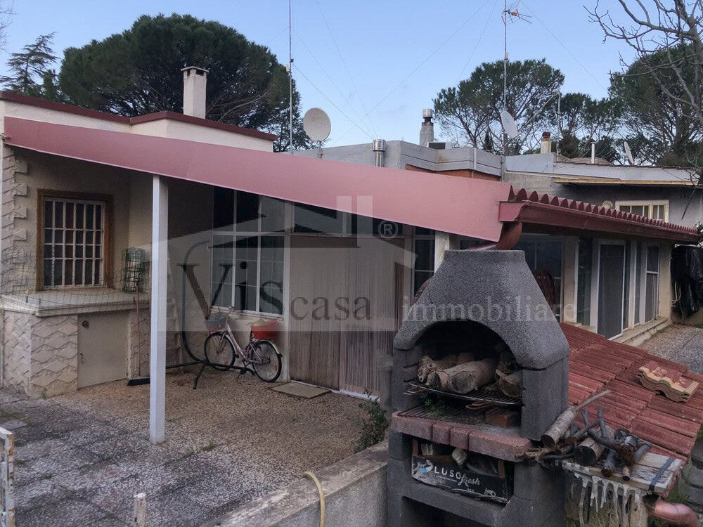 Villa con giardino angolare e deposito esterno
