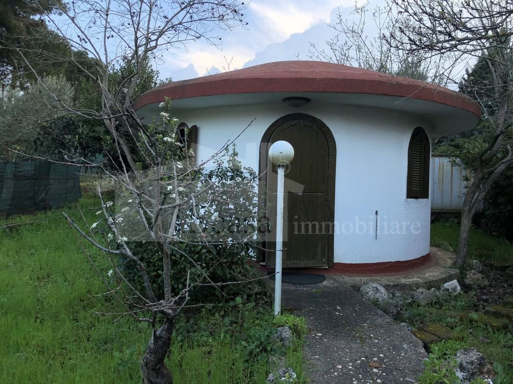 Villa con giardino angolare e deposito esterno