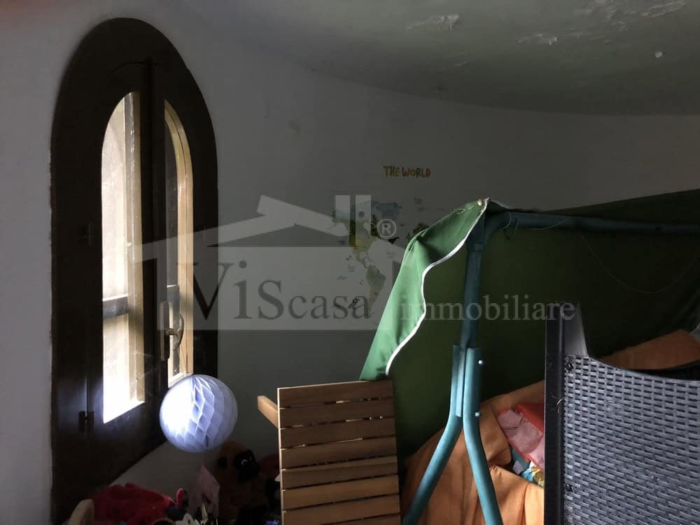 Villa con giardino angolare e deposito esterno