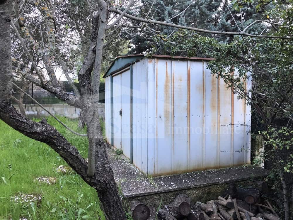 Villa con giardino angolare e deposito esterno