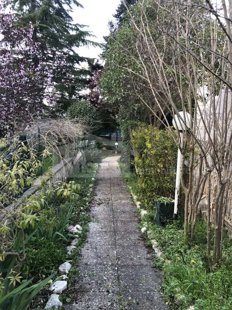 Villa con giardino angolare e deposito esterno