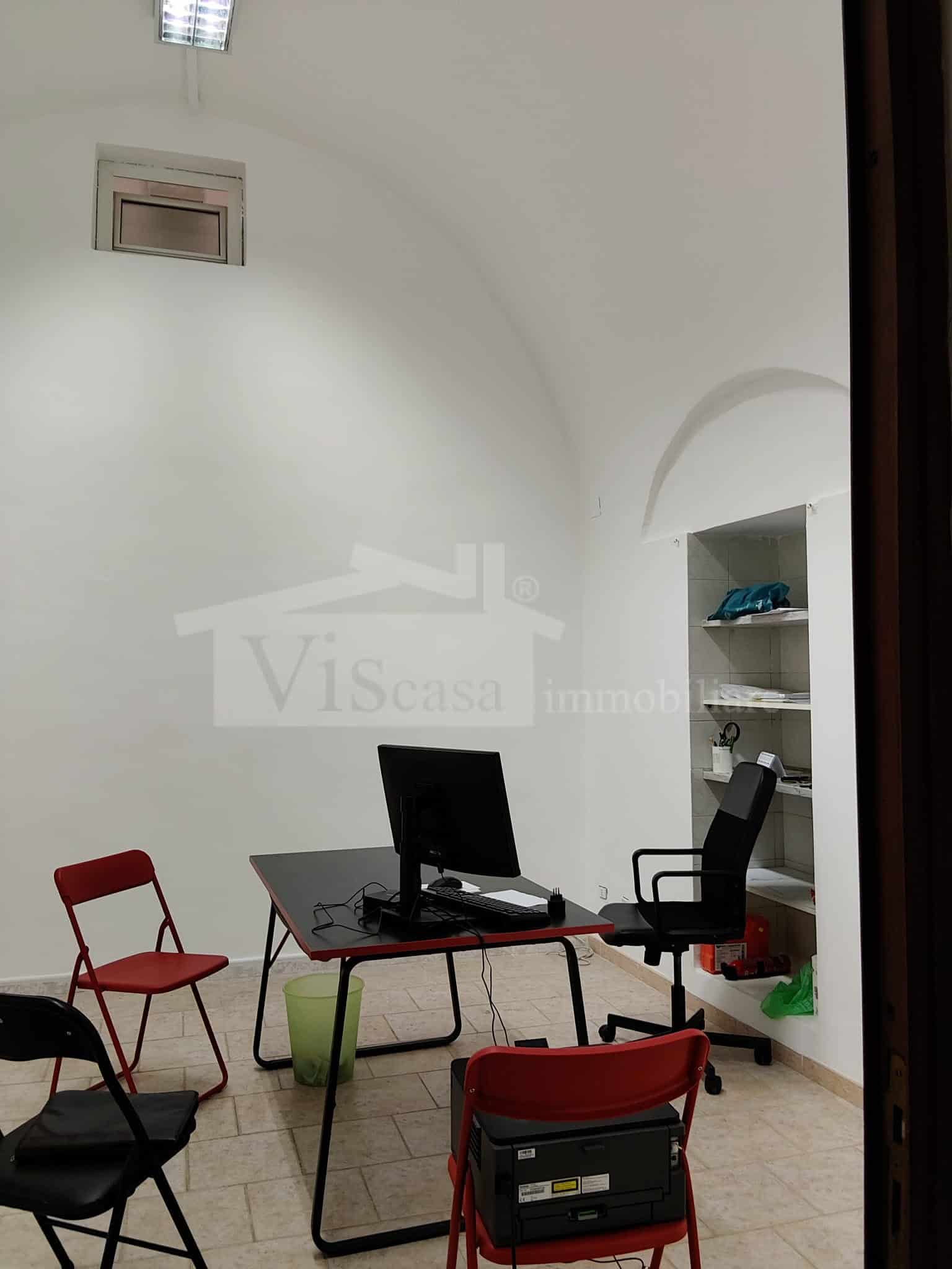 Carbonara – Locale uso ufficio piano terra in zona centrale