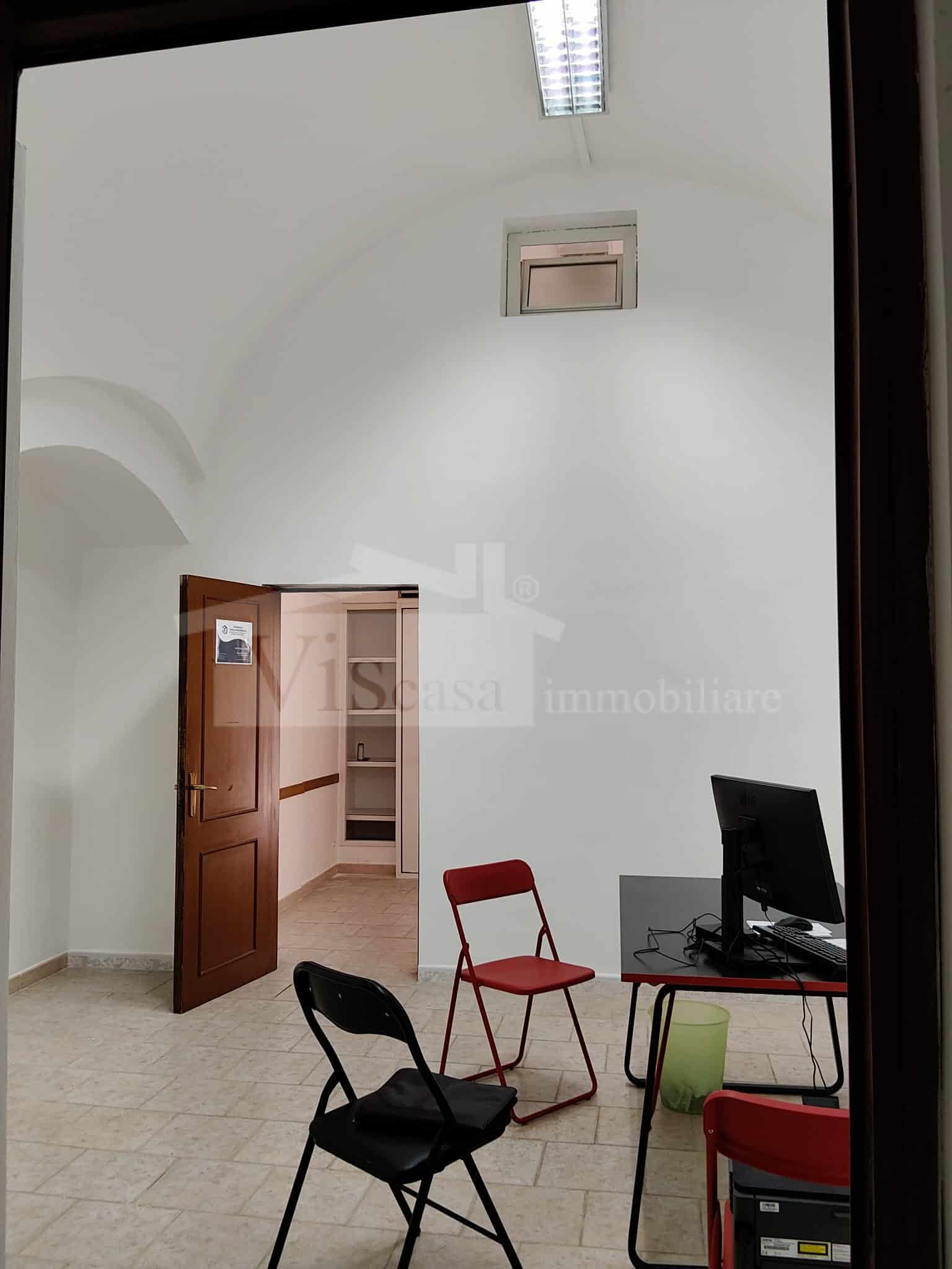 Carbonara – Locale uso ufficio piano terra in zona centrale