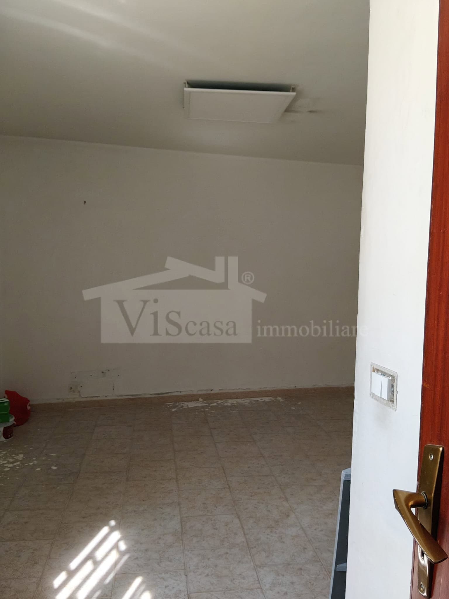 Carbonara – Locale uso ufficio piano terra in zona centrale