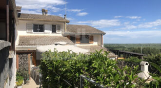 Villa a schiera su due livelli con giardino