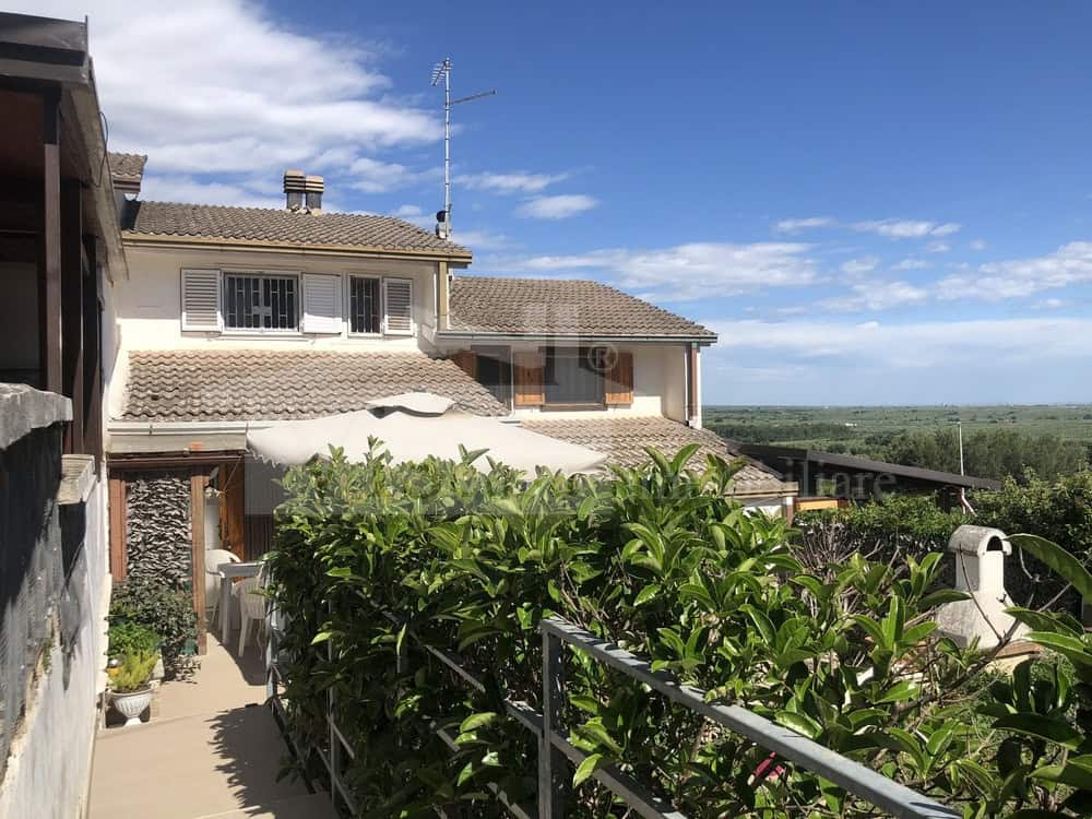 Villa a schiera su due livelli con giardino