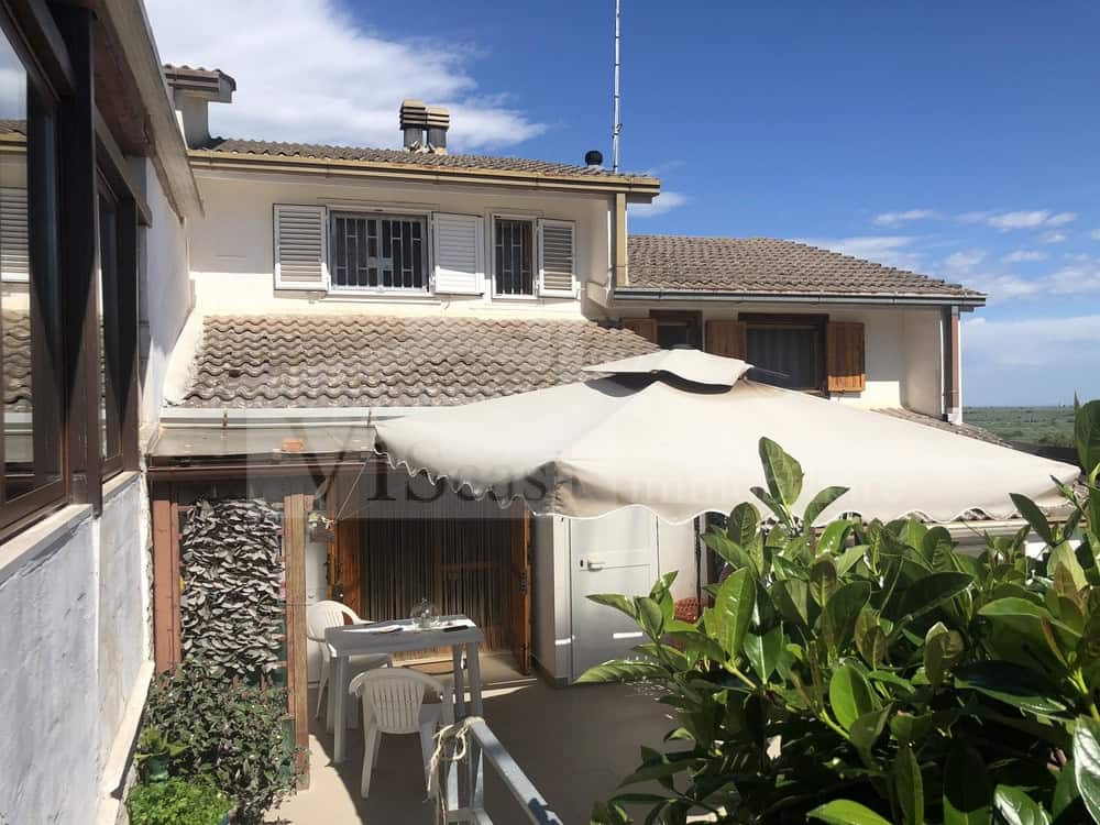 Villa a schiera su due livelli con giardino