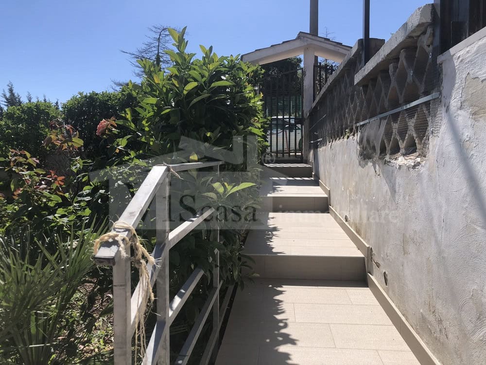 Villa a schiera su due livelli con giardino