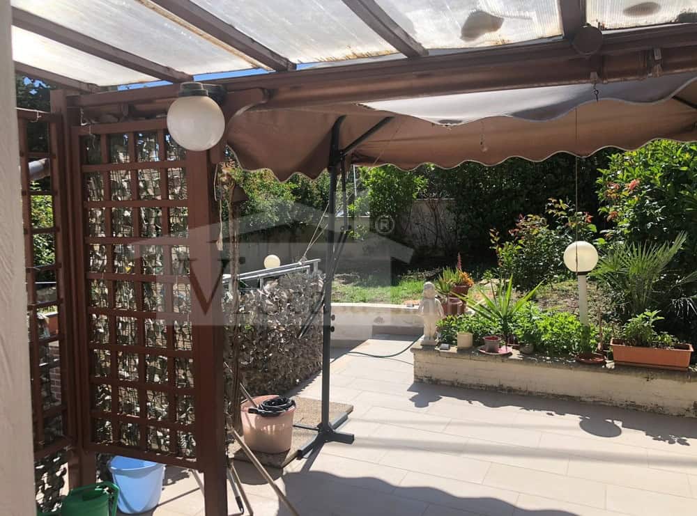 Villa a schiera su due livelli con giardino