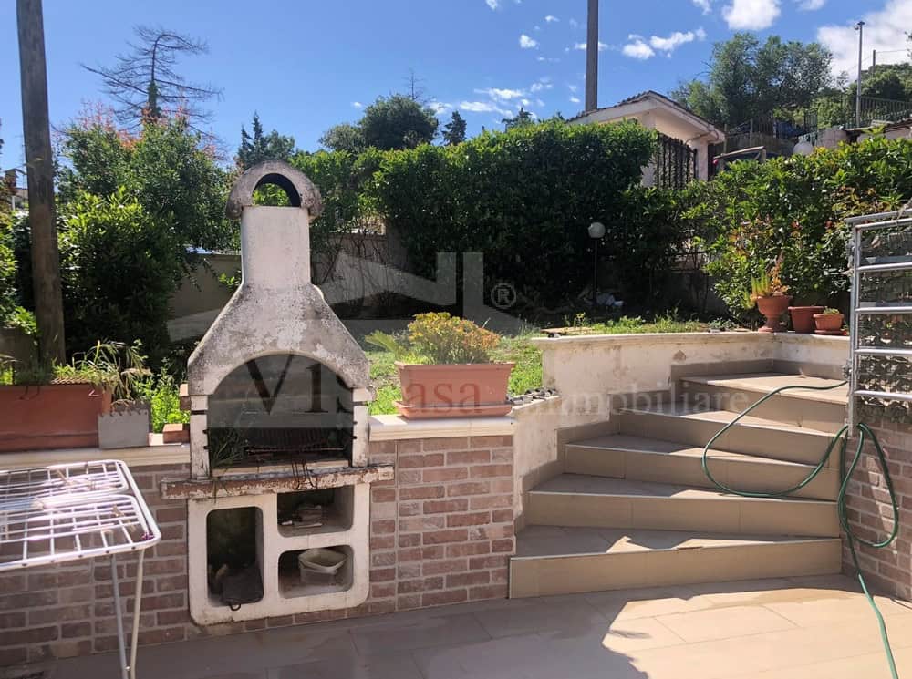 Villa a schiera su due livelli con giardino