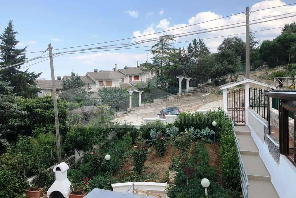 Villa a schiera su due livelli con giardino