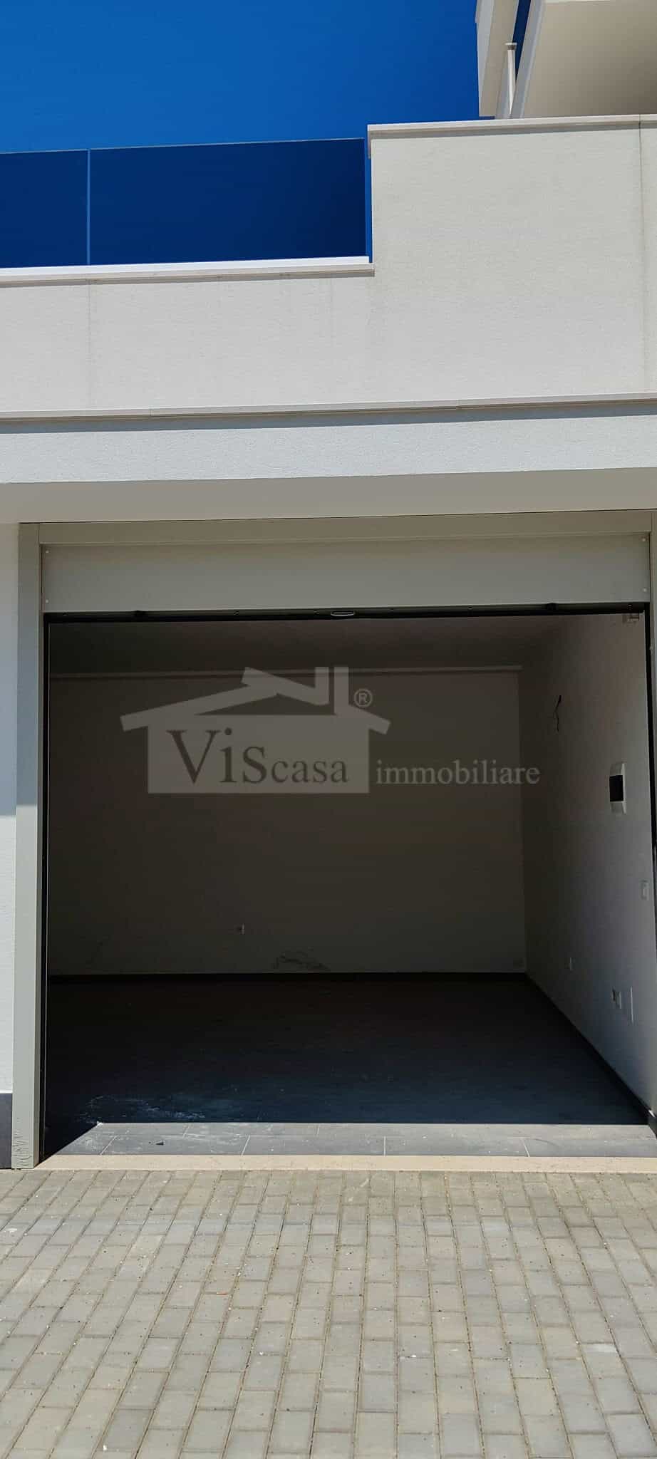 Box Auto di varie metrature in Vendita a Bari (Zona Quartierino)