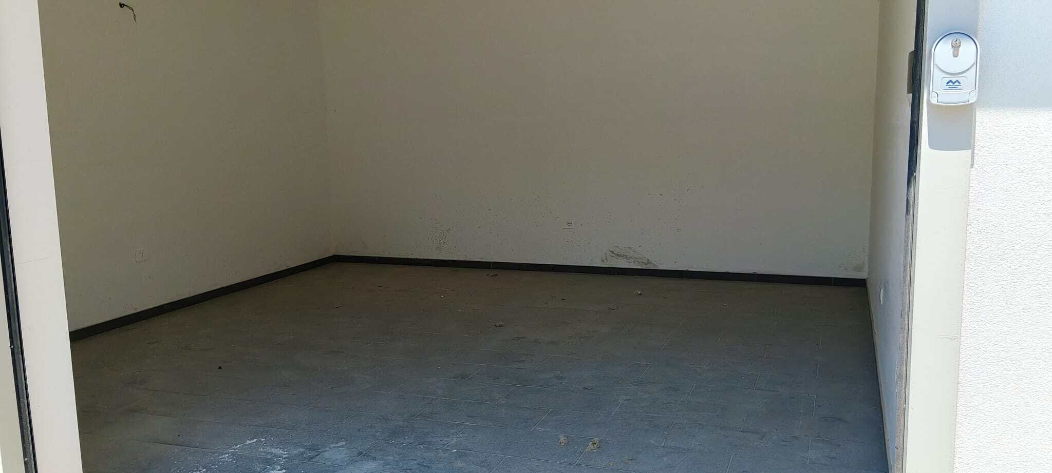 Box Auto di varie metrature in Vendita a Bari (Zona Quartierino)