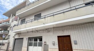 Ampio 4 vani con box in bifamiliare – in ottimo stato