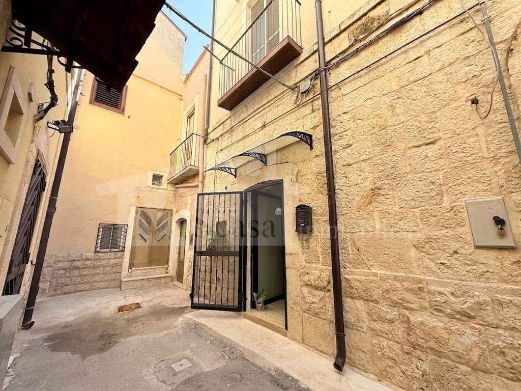 Indipendente ristrutturata su 3 livelli – no Centro Storico