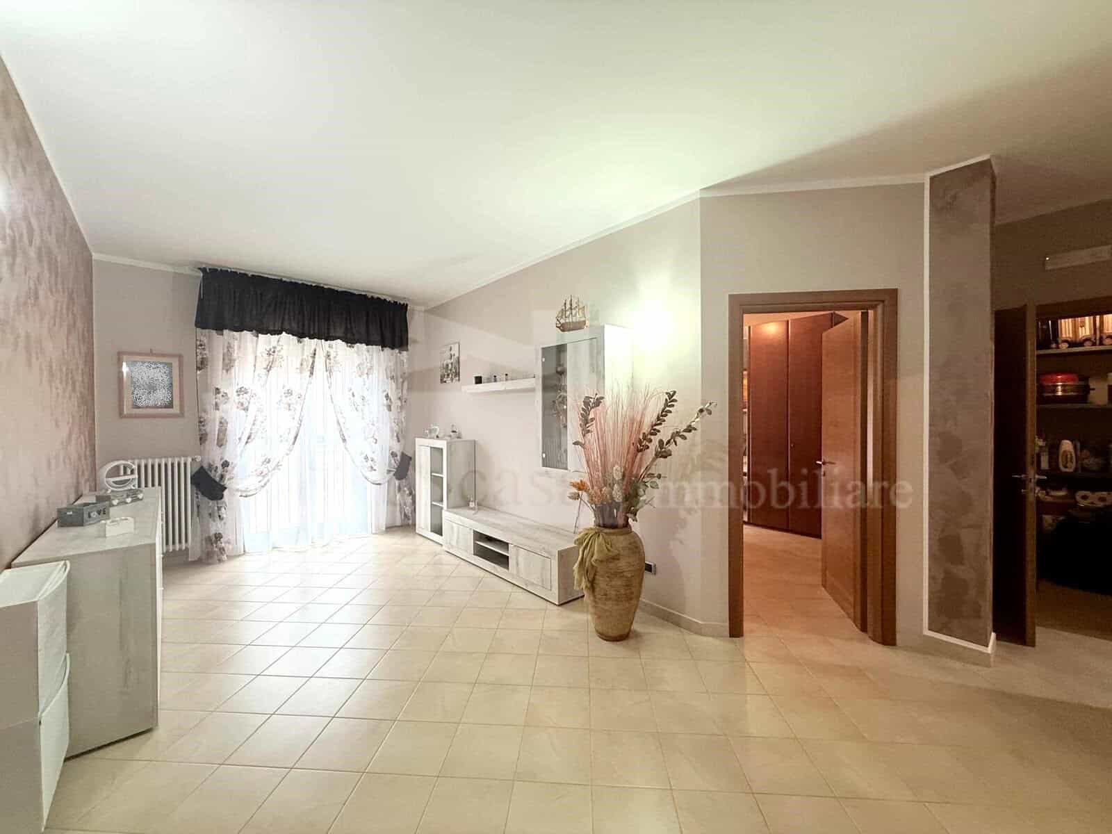 Ampio 4 vani con box in bifamiliare – in ottimo stato