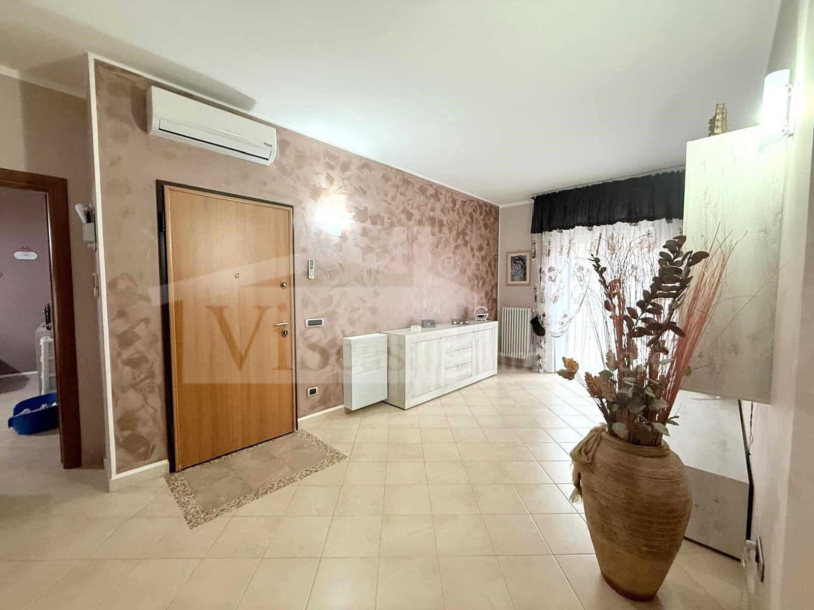 Ampio 4 vani con box in bifamiliare – in ottimo stato