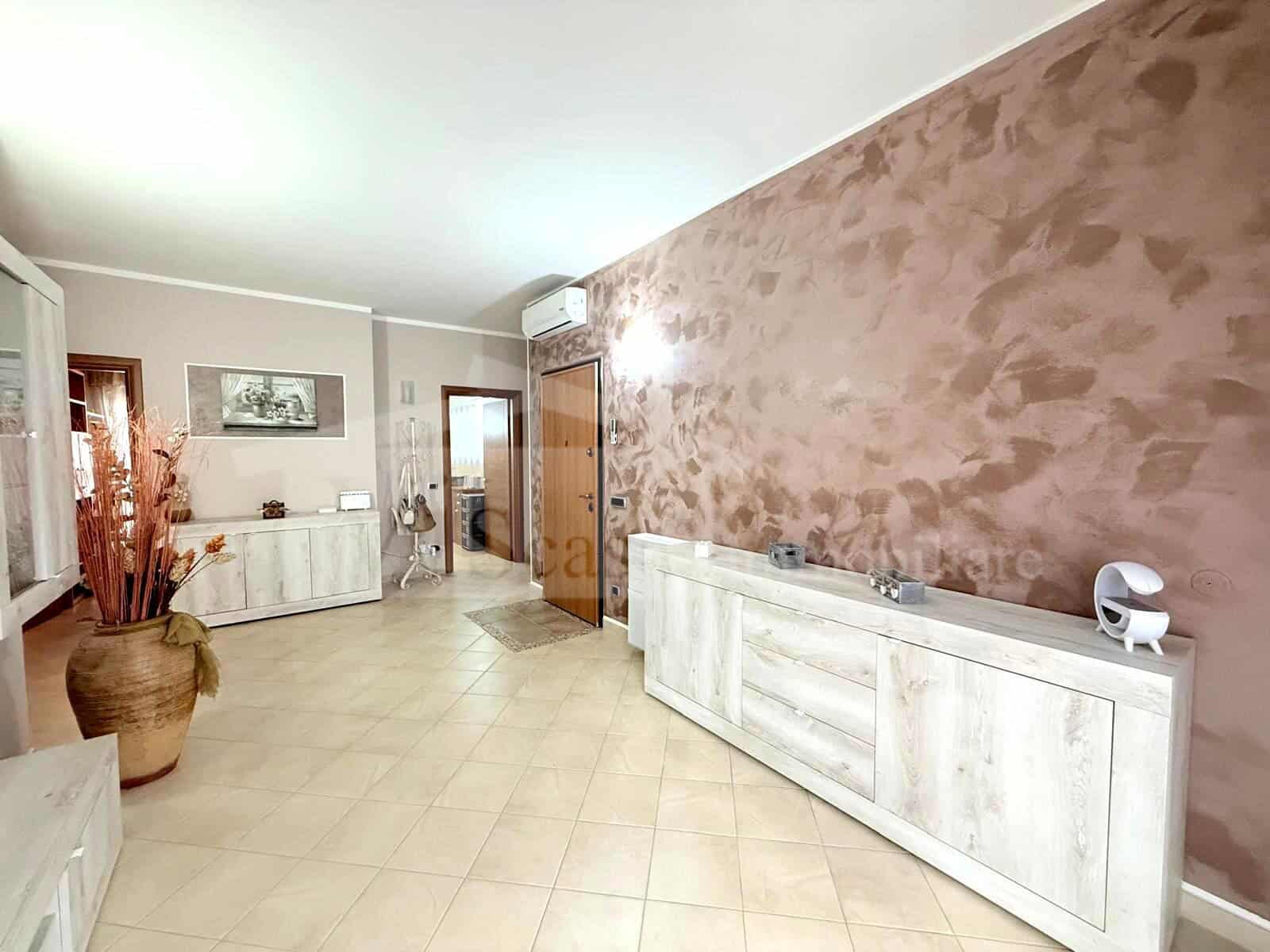 Ampio 4 vani con box in bifamiliare – in ottimo stato
