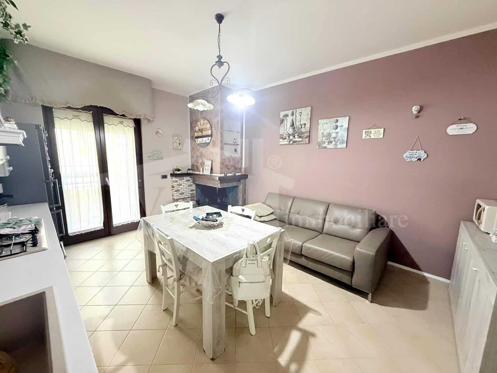 Ampio 4 vani con box in bifamiliare – in ottimo stato