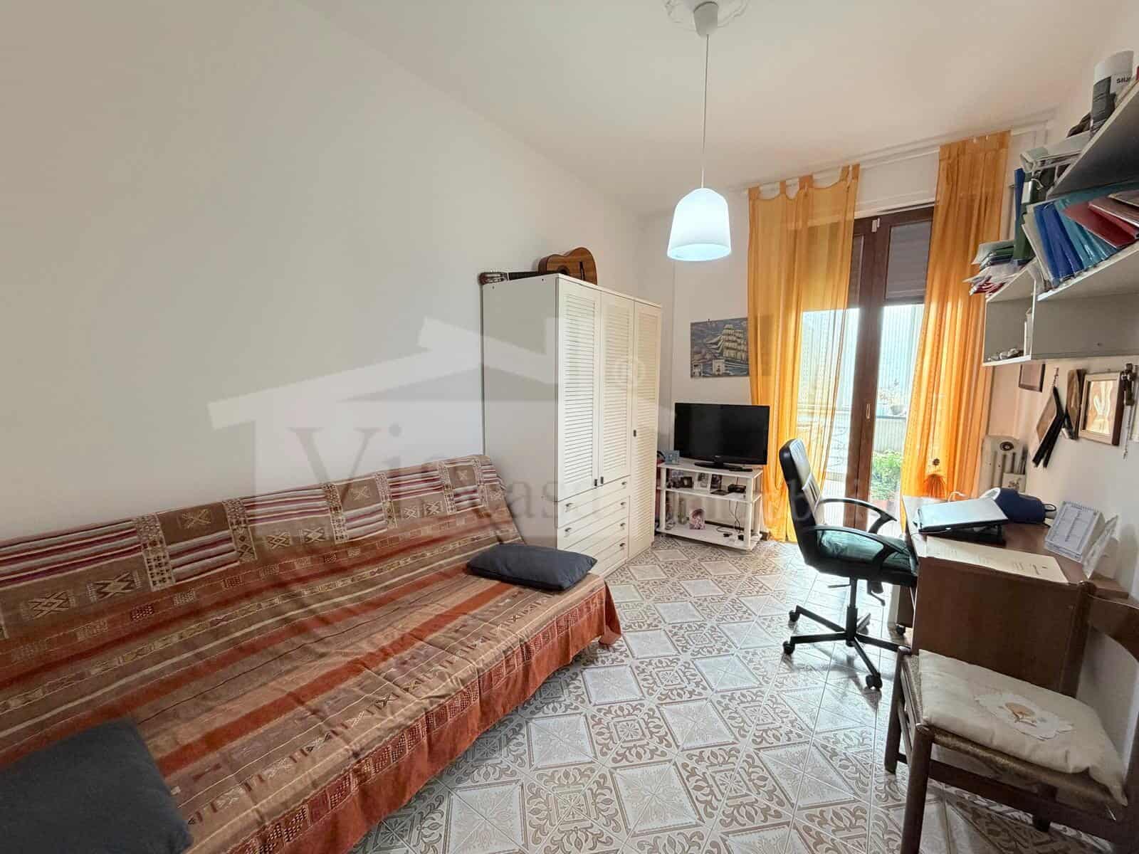 Ampio appartamento in villa bifamiliare – con box, mansarda e giardino