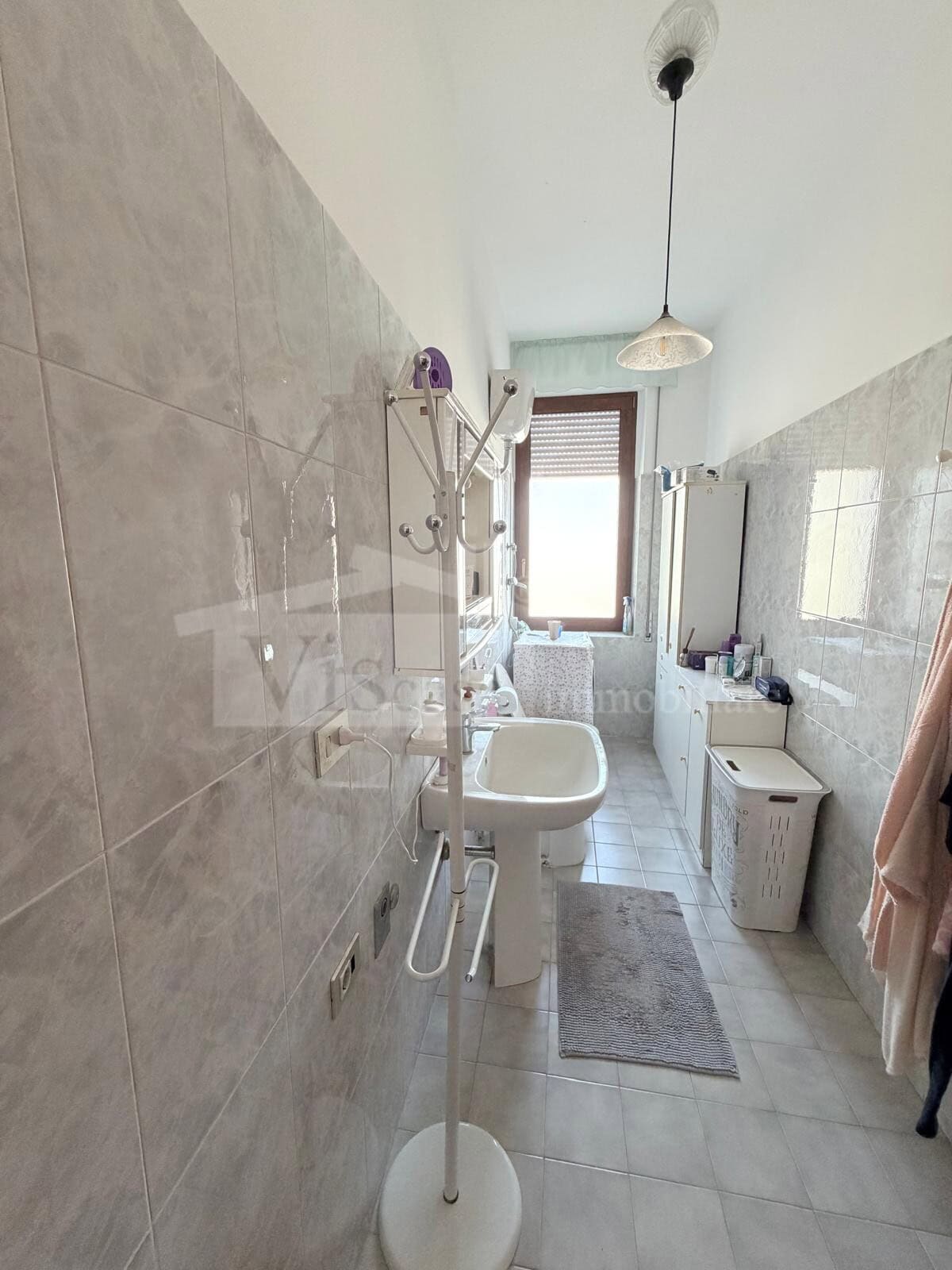 Ampio appartamento in villa bifamiliare – con box, mansarda e giardino