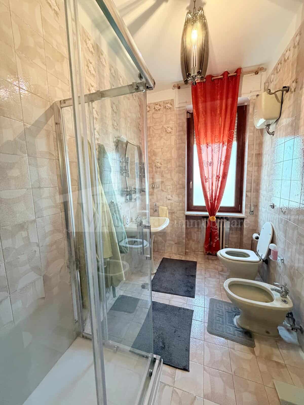 Ampio appartamento in villa bifamiliare – con box, mansarda e giardino