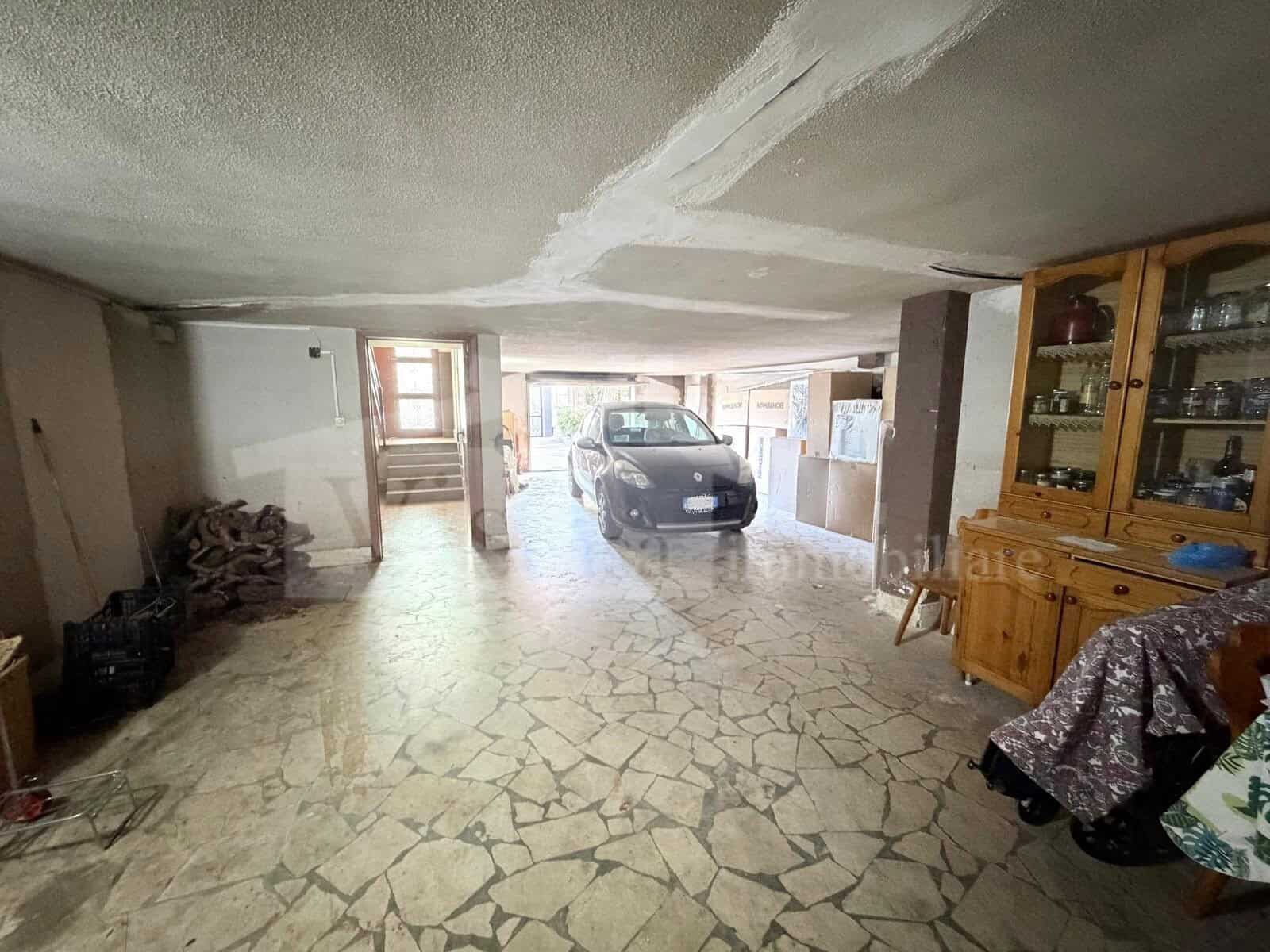 Ampio appartamento in villa bifamiliare – con box, mansarda e giardino