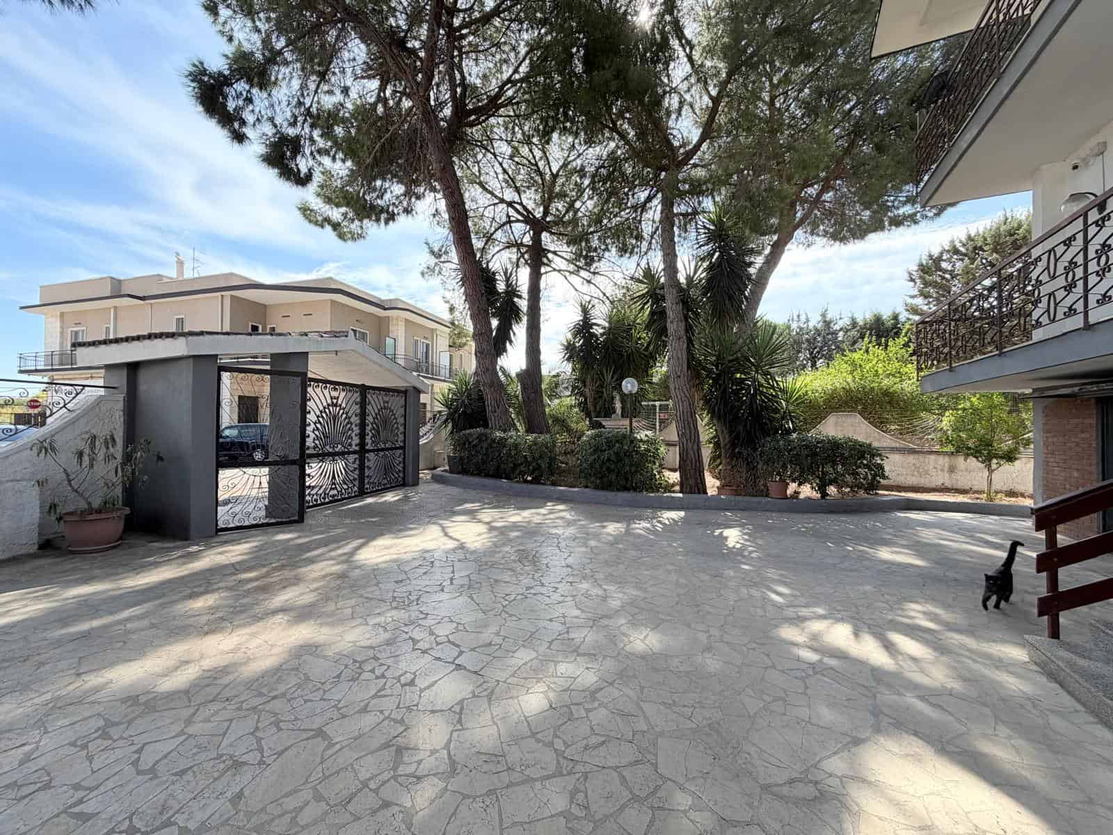 Ampio appartamento in villa bifamiliare – con box, mansarda e giardino