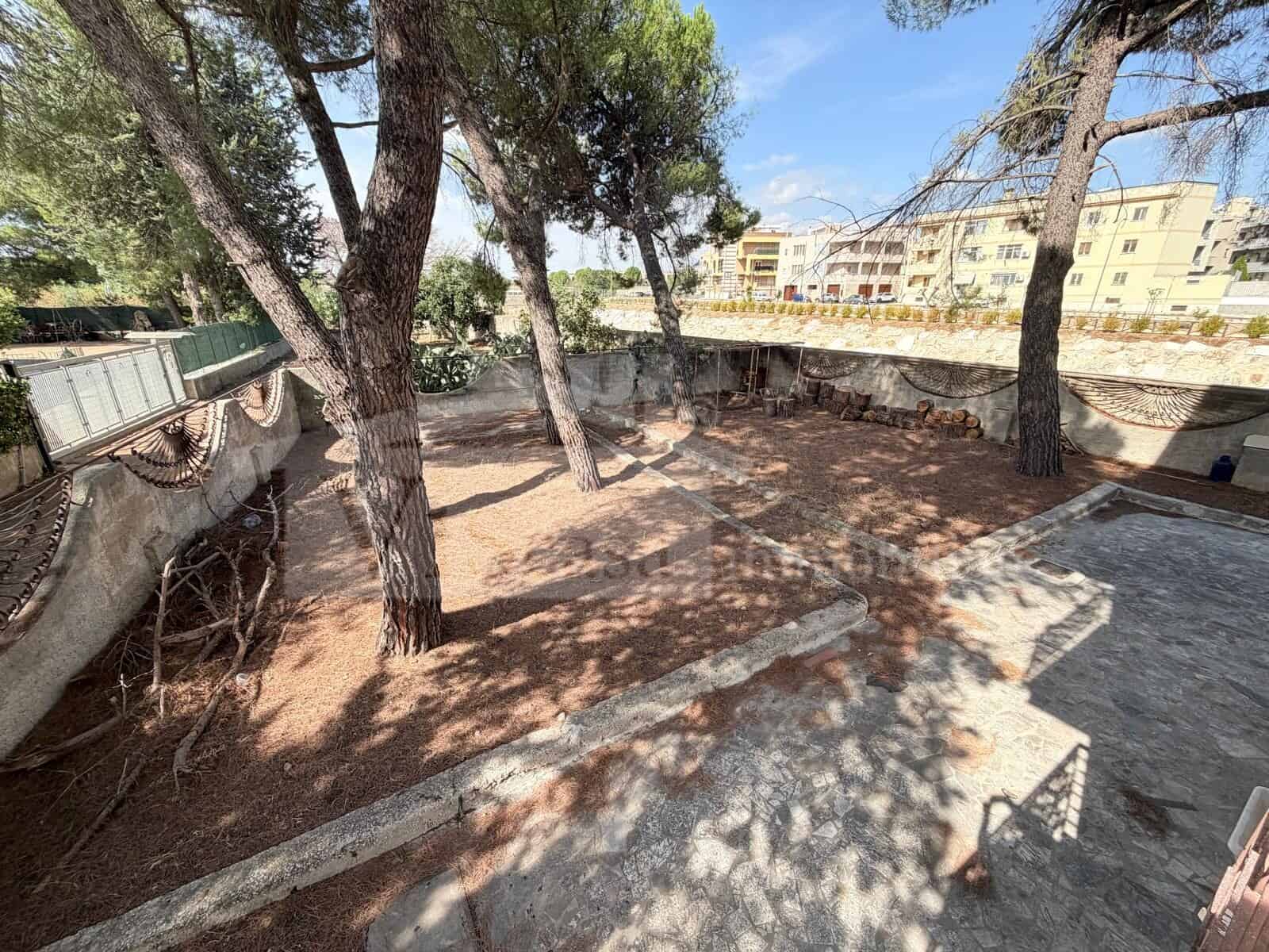 Ampio appartamento in villa bifamiliare – con box, mansarda e giardino