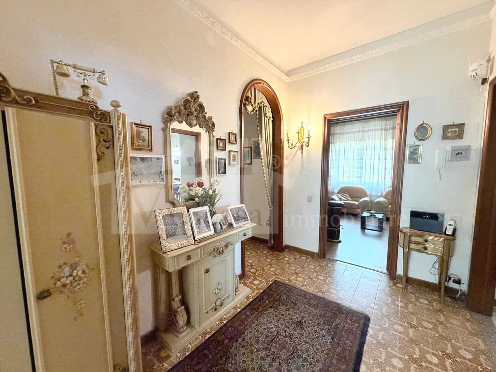 Ampio appartamento in villa bifamiliare – con box, mansarda e giardino