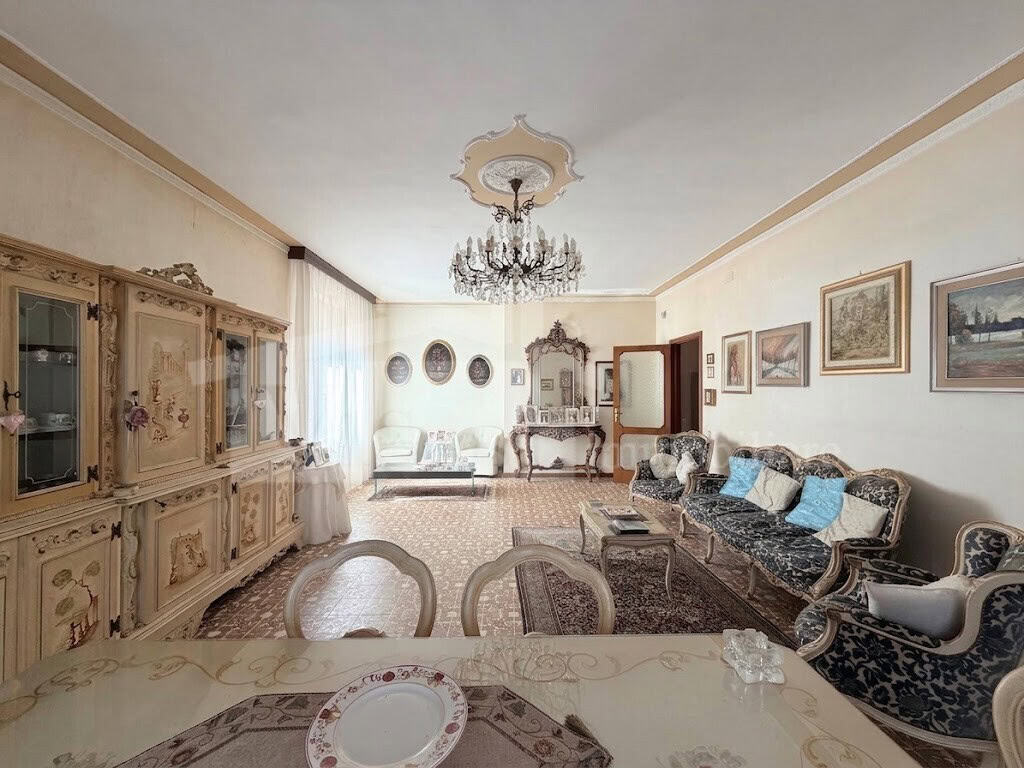 Ampio appartamento in villa bifamiliare – con box, mansarda e giardino