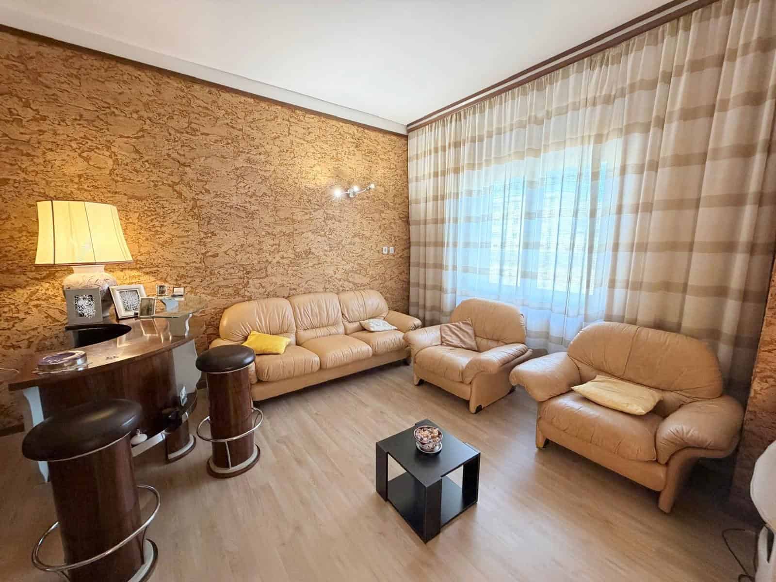 Ampio appartamento in villa bifamiliare – con box, mansarda e giardino