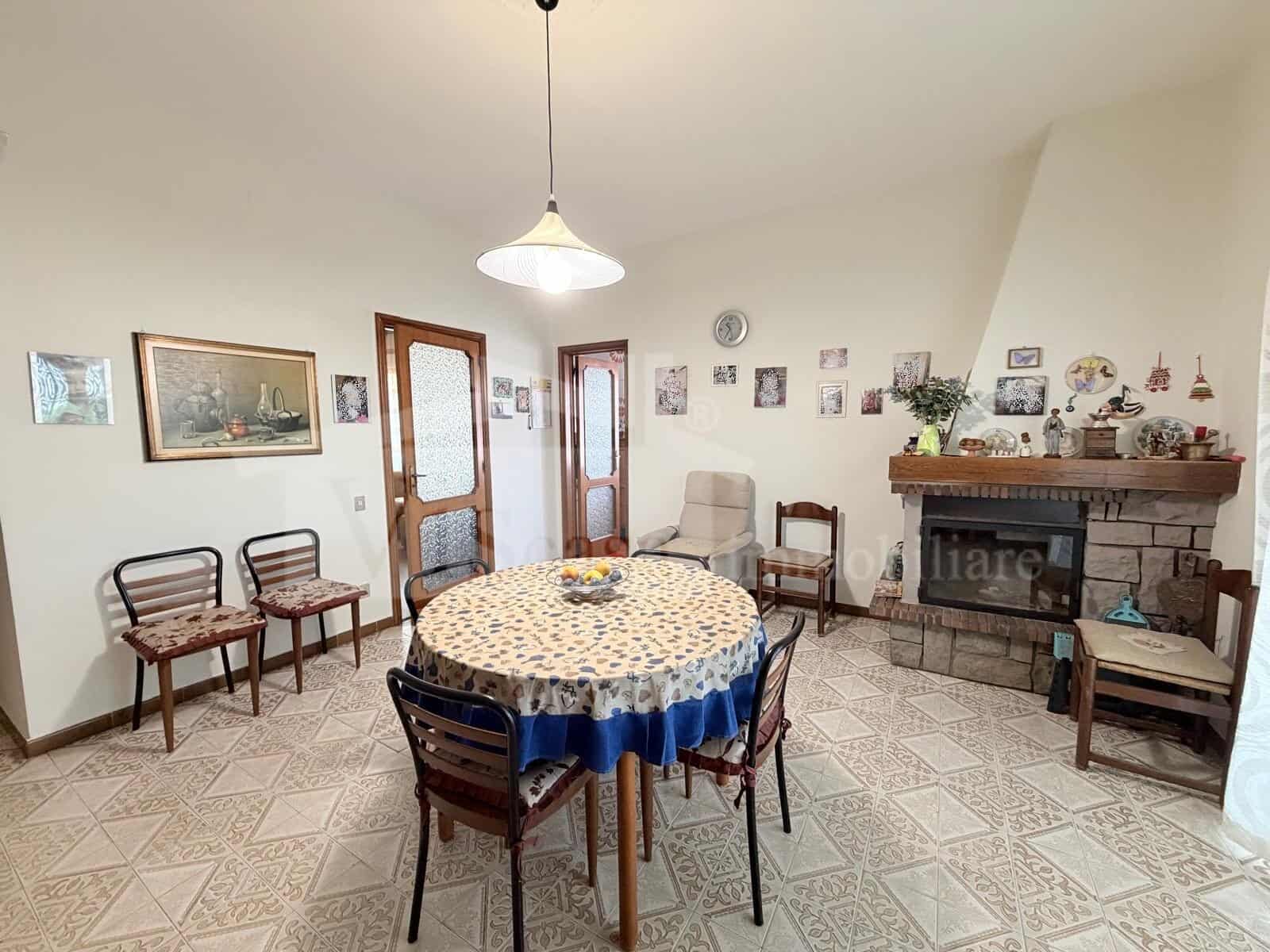 Ampio appartamento in villa bifamiliare – con box, mansarda e giardino