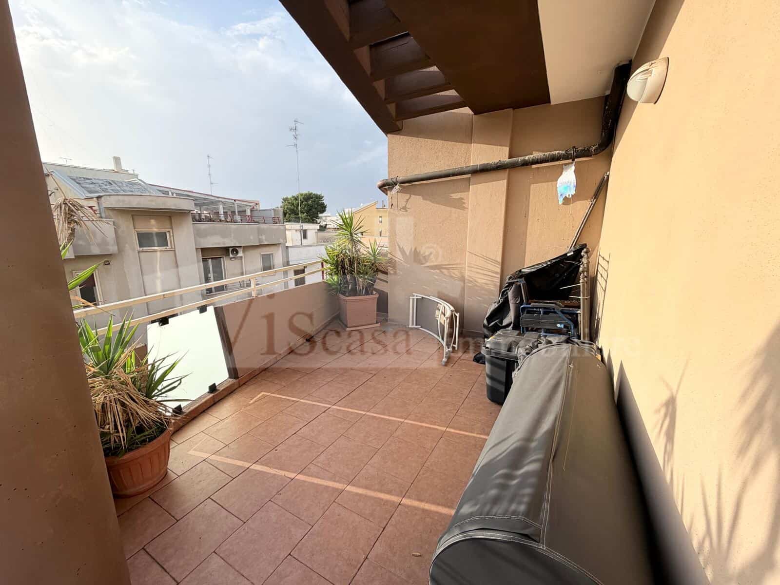 Rifinito attico con terrazzo e grandi balconi, mansarda pergolata e box auto – locato ottimo cliente