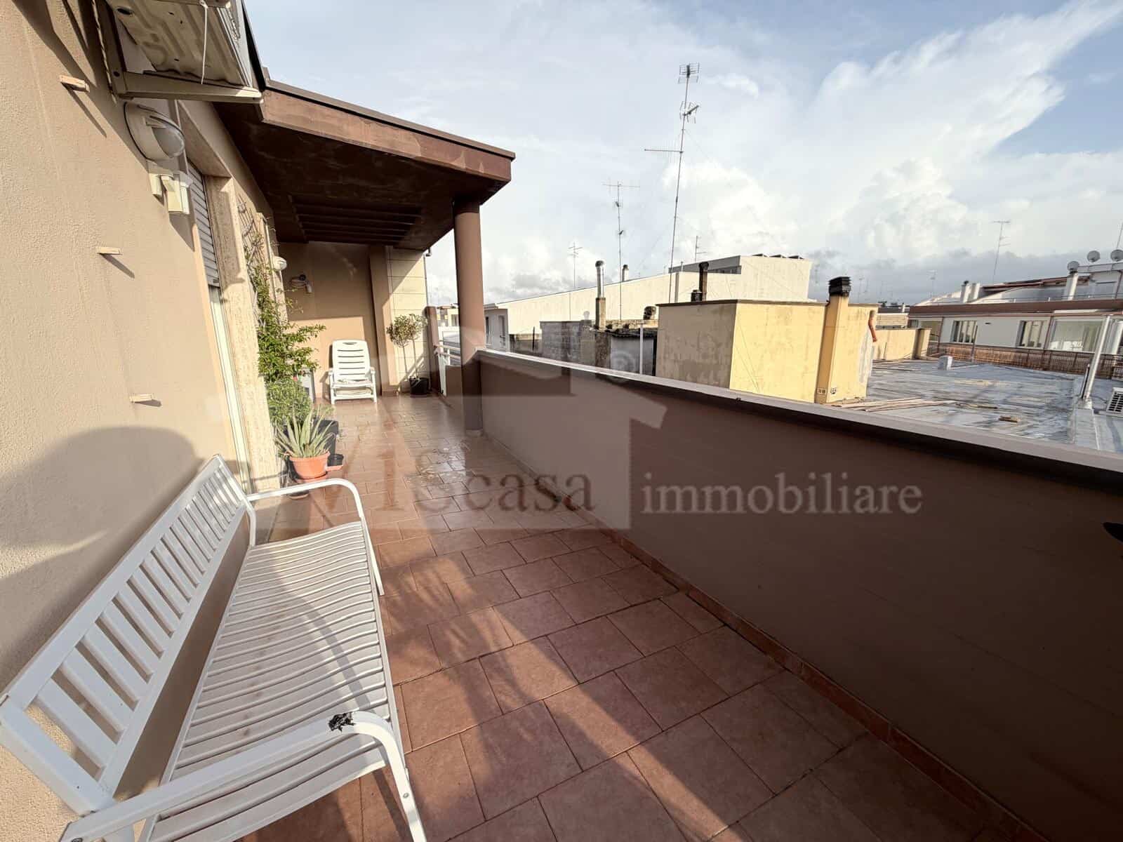 Rifinito attico con terrazzo e grandi balconi, mansarda pergolata e box auto – locato ottimo cliente