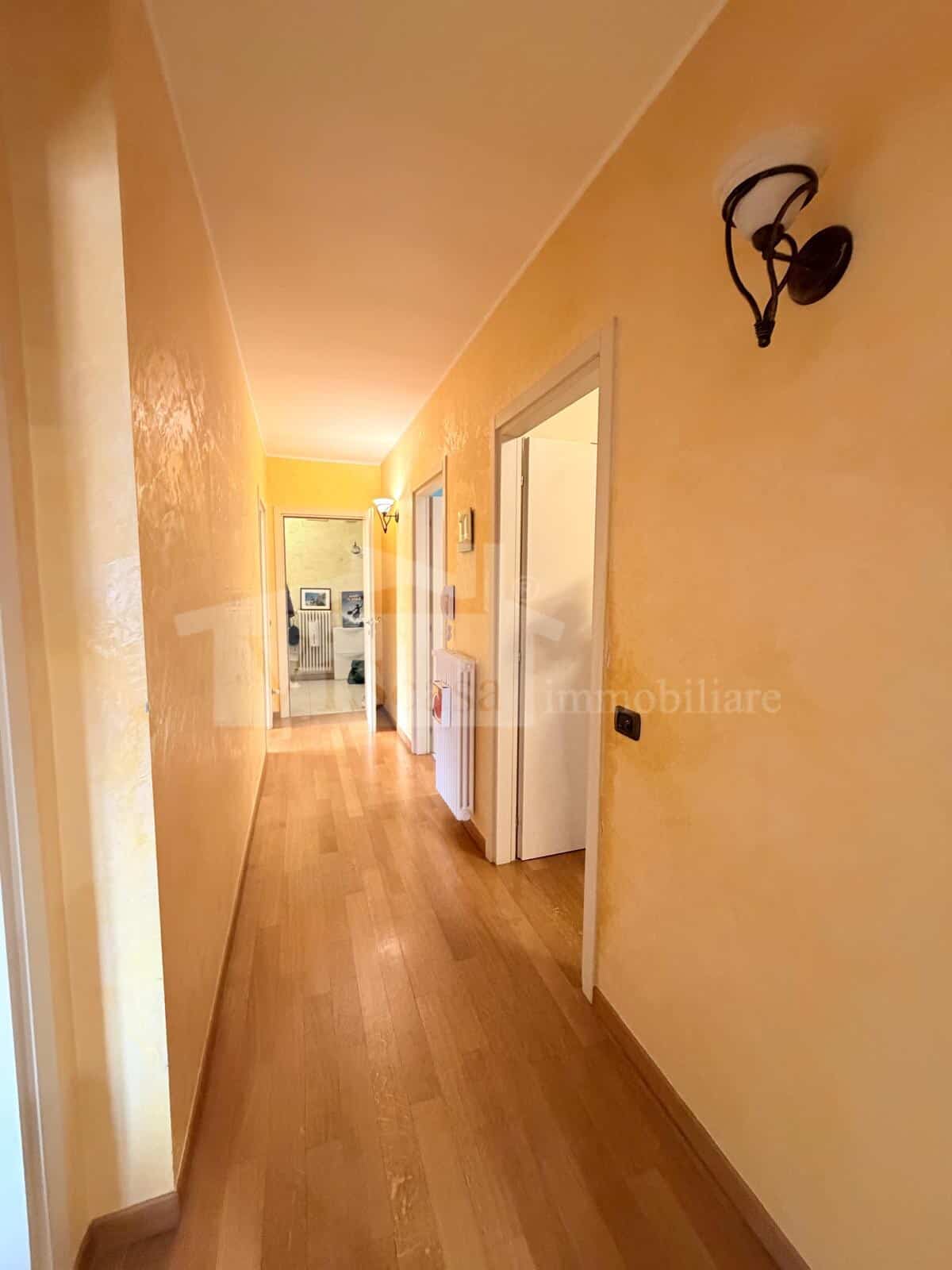Rifinito attico con terrazzo e grandi balconi, mansarda pergolata e box auto – locato ottimo cliente