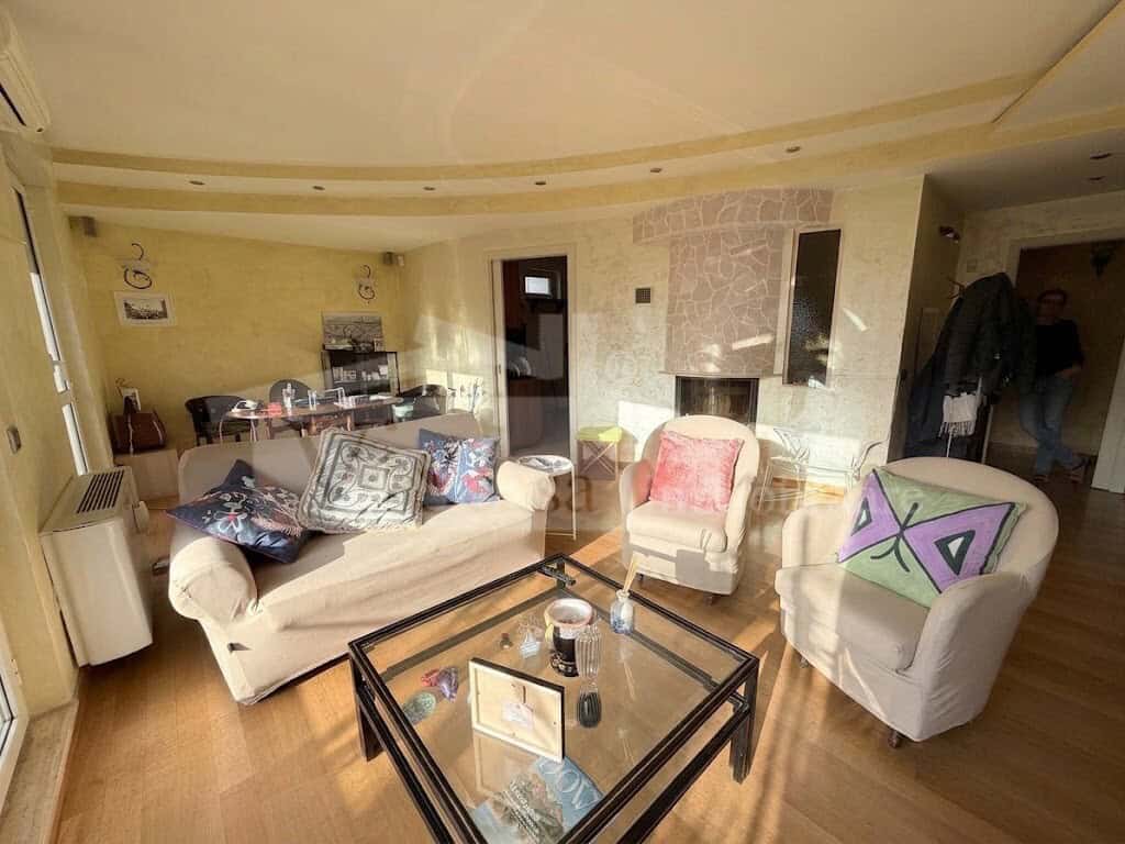 Rifinito attico con terrazzo e grandi balconi, mansarda pergolata e box auto – locato ottimo cliente