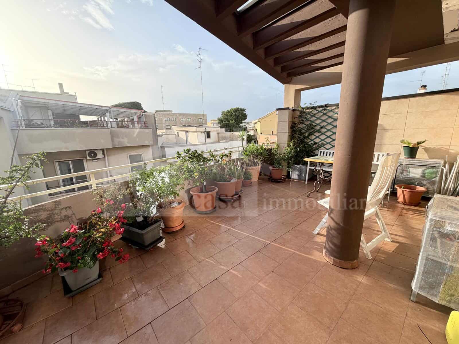 Rifinito attico con terrazzo e grandi balconi, mansarda pergolata e box auto – locato ottimo cliente