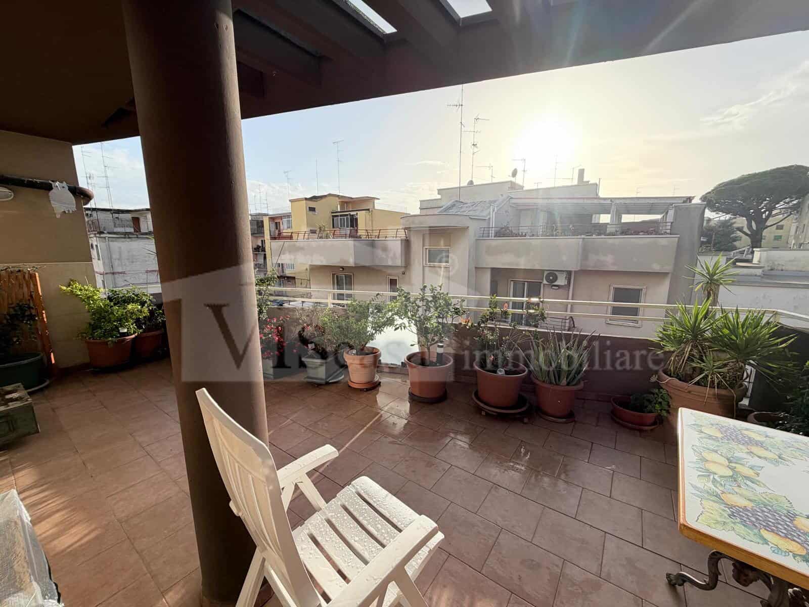 Rifinito attico con terrazzo e grandi balconi, mansarda pergolata e box auto – locato ottimo cliente
