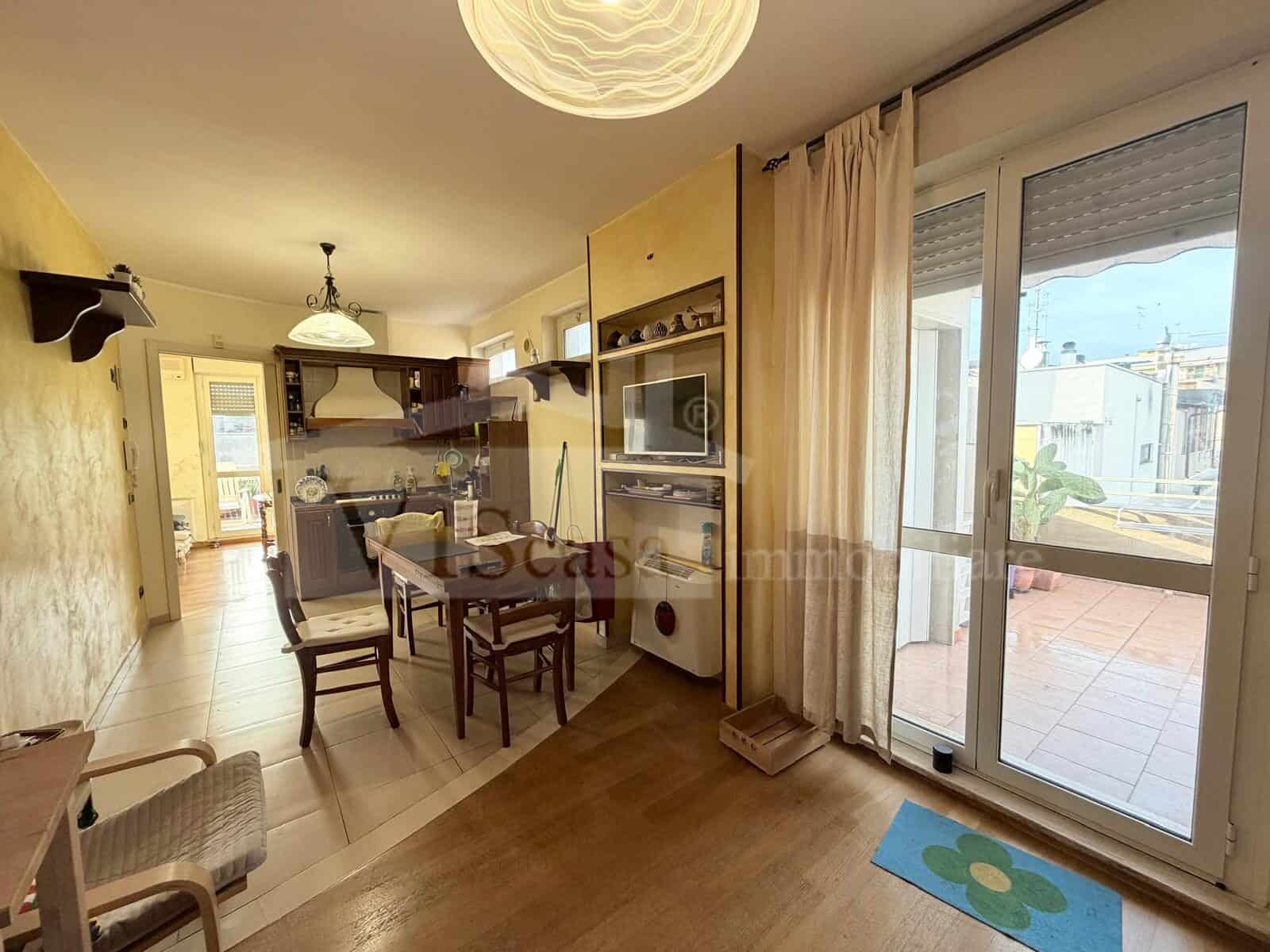 Rifinito attico con terrazzo e grandi balconi, mansarda pergolata e box auto – locato ottimo cliente