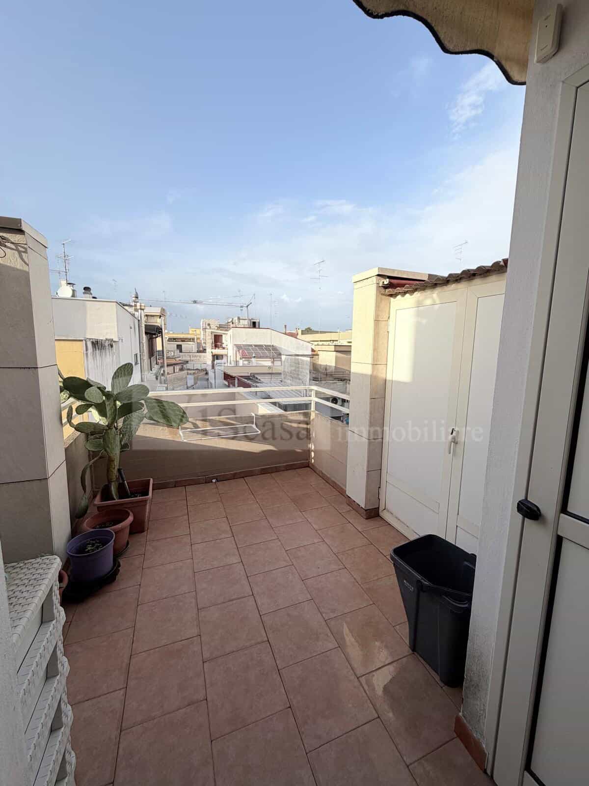 Rifinito attico con terrazzo e grandi balconi, mansarda pergolata e box auto – locato ottimo cliente